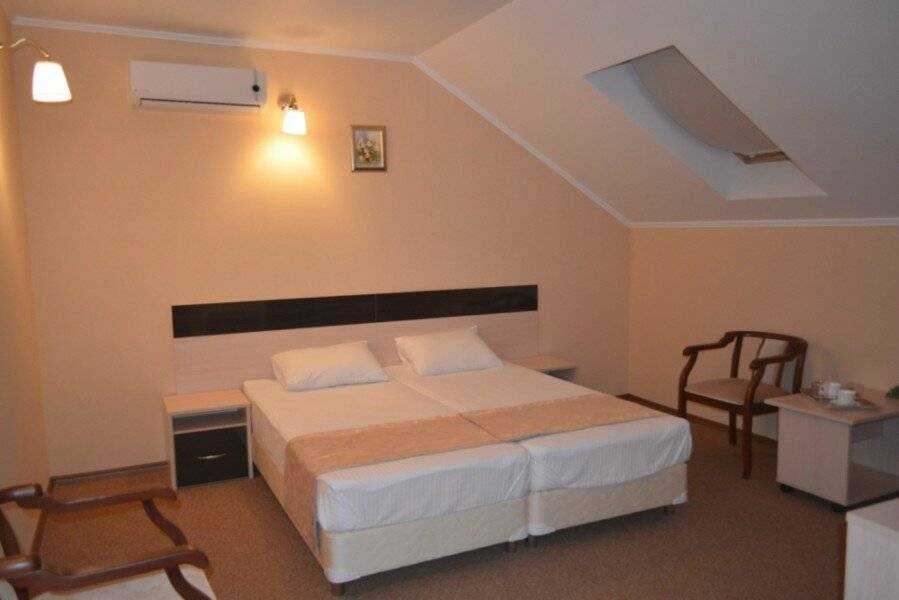 Первой категории с двумя односпальными кроватями, с возможностью их соединить в одну двуспальную (4 этаж, без балкона).